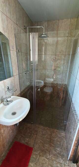 Гостиница Любовь Осташков Двухместный номер на Террасе с видом на озеро Селигер, с одной двуспальной кроватью и раскладным креслом для ребенка.-7