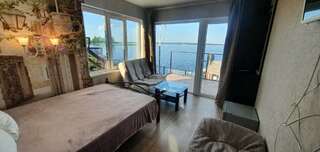 Гостиница Любовь Осташков Двухместный номер на Террасе с видом на озеро Селигер, с одной двуспальной кроватью и раскладным креслом для ребенка.-3