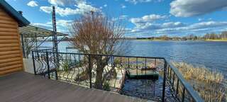 Гостиница Любовь Осташков Двухместный небольшой номер с видом на Озеро. двуспальная кровать + односпальная-1