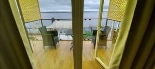 Гостиница Любовь Осташков Двухместный номер на Террасе с видом на озеро Селигер, с одной двуспальной кроватью и раскладным креслом для ребенка.-9