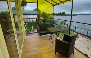 Гостиница Любовь Осташков Двухместный номер на Террасе с видом на озеро Селигер, с одной двуспальной кроватью и раскладным креслом для ребенка.-10