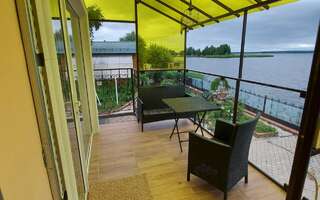 Гостиница Любовь Осташков Двухместный номер на Террасе с видом на ОЗЕРО Селигер, с одной двуспальной кроватью и раскладным креслом для ребенка.-9