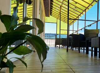 Гостиница Любовь Осташков Двухместный номер на Террасе с видом на озеро СЕЛИГЕР, с одной двуспальной кроватью и раскладным креслом для ребенка.-9